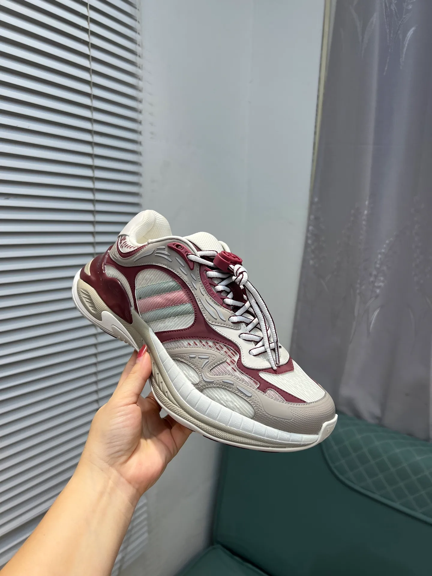 Men's Men's Shoes 💰900 Gucci Gucci 2.0 Sports Shoes Couple's Style Retro Casual Shoes Running Shoes Original Purchase, Development, Production Gucci 2.0 Sports Shoes reinterpret the brand's iconic striped webbing elements. This sneaker reinterprets the iconic details, using thick EVA soles with a smart silhouette, bringing a stable and comfortable wearing experience. Exquisite packaging at the delivery counter. Fabric: original imported cowhide + technical fabrics. Lining: original imported breathable mesh. Sole: original molded ultra-light foam rubber. Bottom thickness: 4CM. Size: 35-40 for women / 39-45 for men.
